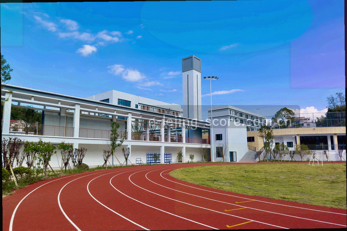 球场边线与看台灯光局部，画面一侧留出时间轴文字空间
